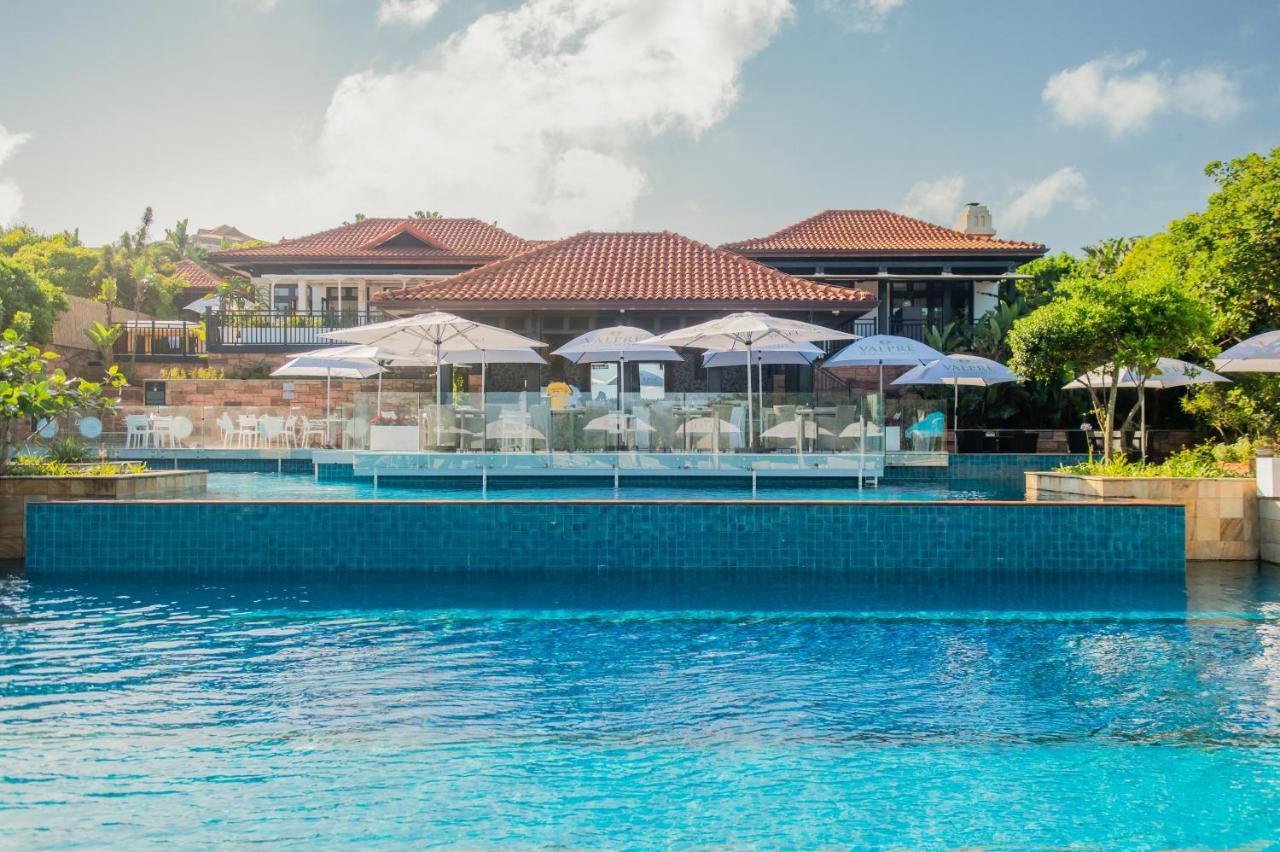 The Capital Zimbali 호텔 발리토 외부 사진 The swimming pool at the resort