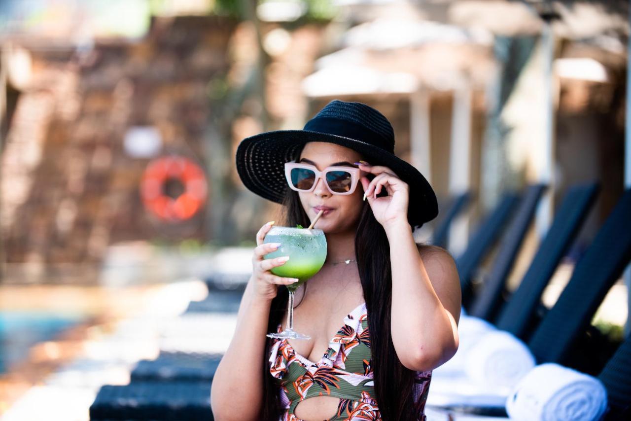 The Capital Zimbali 호텔 발리토 외부 사진 A woman wearing a hat