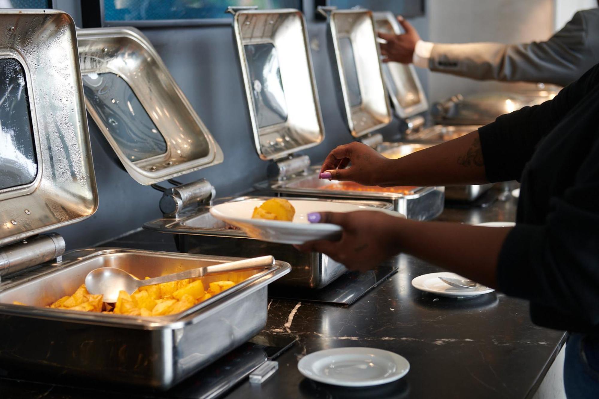 The Capital Zimbali 호텔 발리토 외부 사진 A self-service buffet