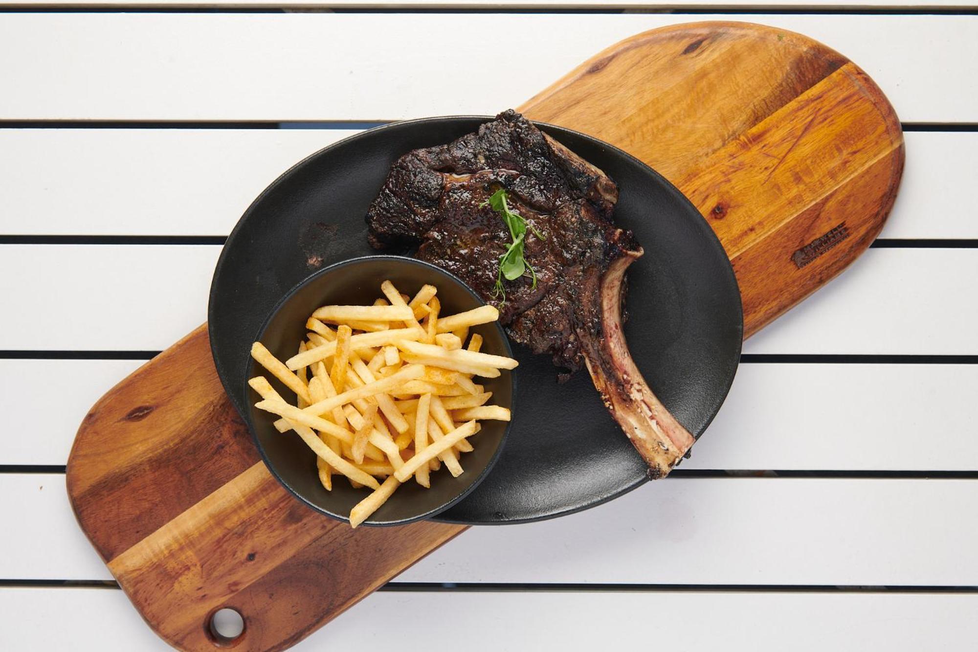 The Capital Zimbali 호텔 발리토 외부 사진 A steak and chips meal