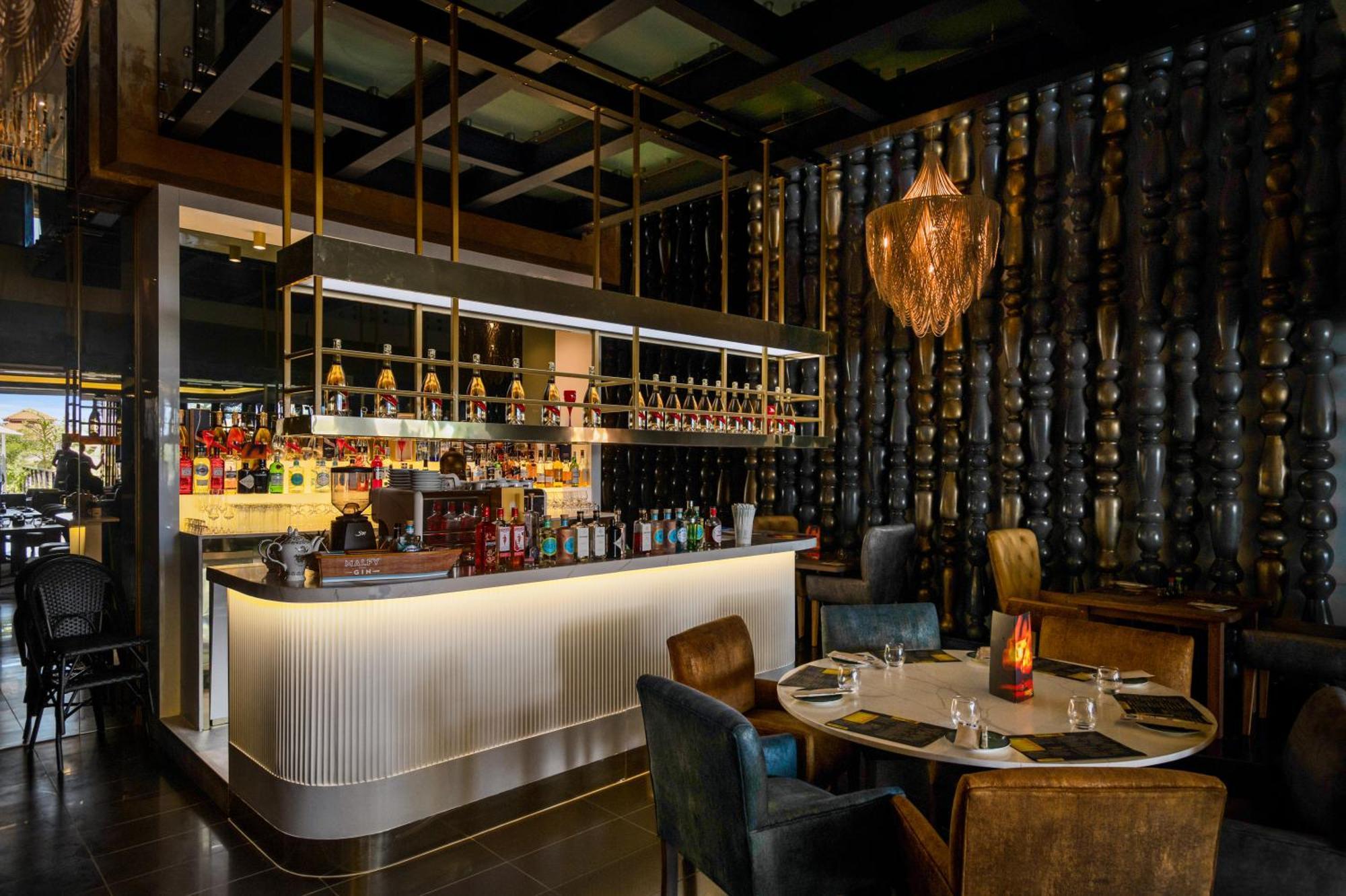 The Capital Zimbali 호텔 발리토 외부 사진 The bar at the restaurant